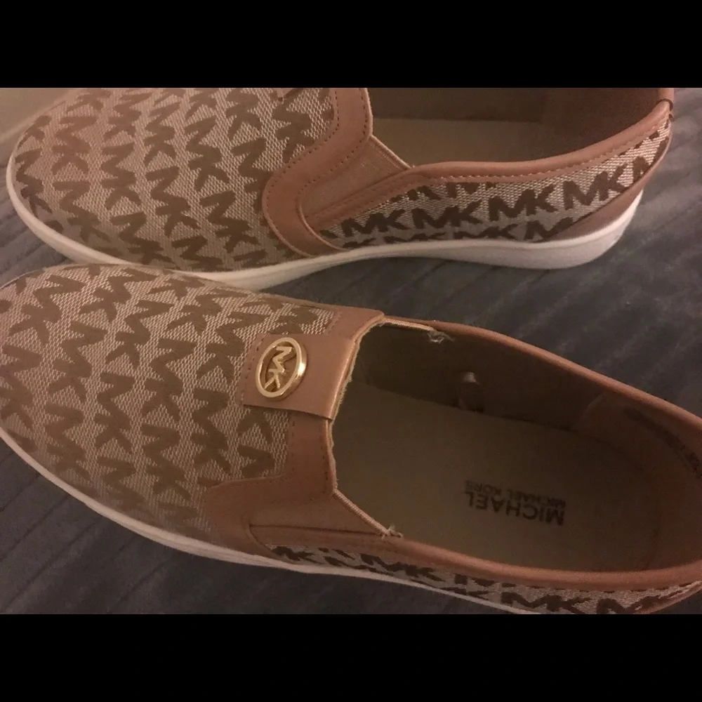 Michael Kors Purse with matching shoes 👟 👛👜❤️ - Picture 4 of 6